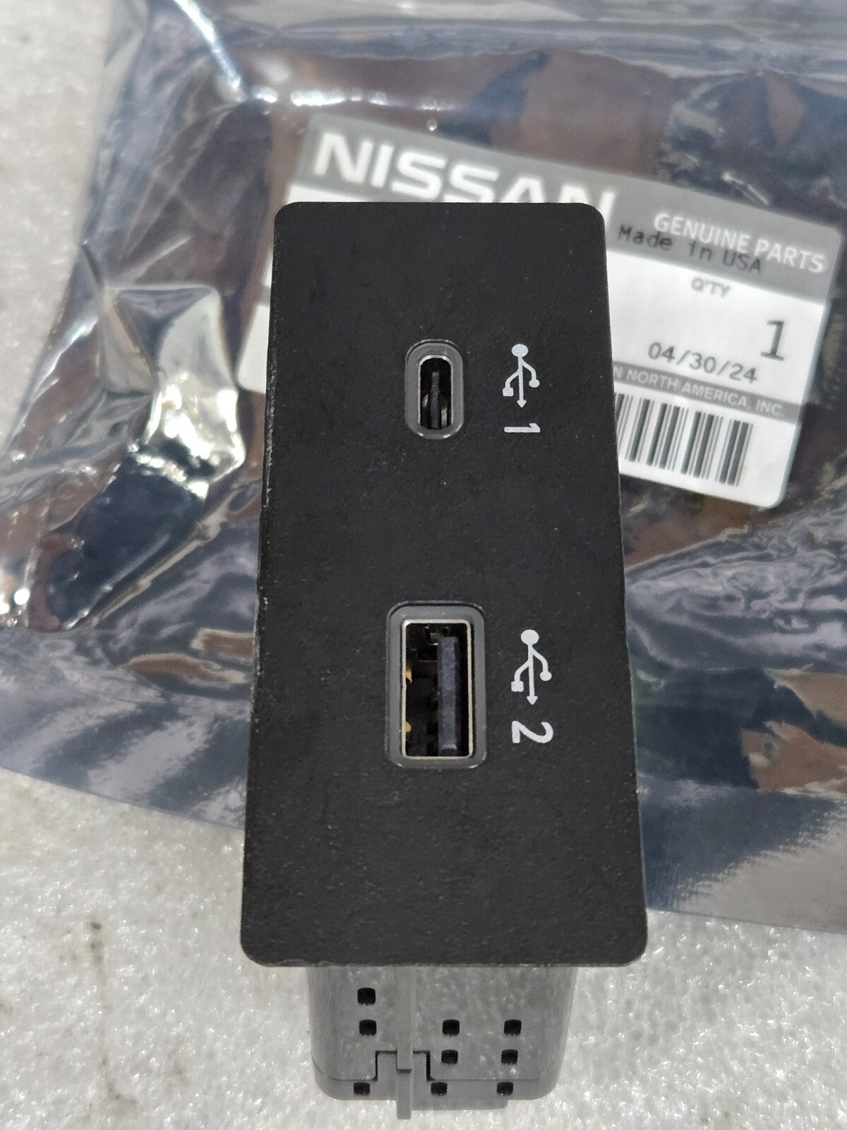 2021 - 2023 NISSAN KICKS DASH DASHBOARD DUAL USB PORT MULTIMEDIA MEDIA HUB OEM