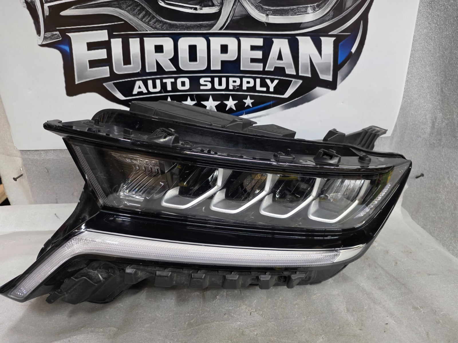 2021-2023 Kia Sorento Reflector LED Headlight Driver Left LH OEM 92101-R5220