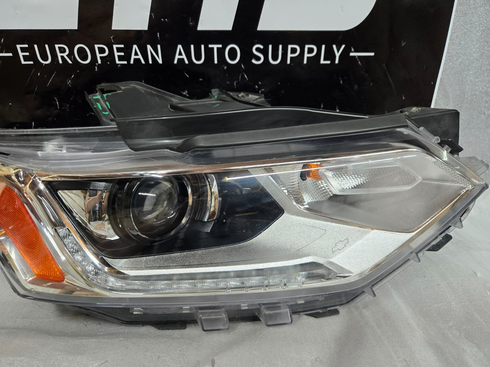 2018-2021 Chevrolet Traverse Xenon HID Headlight Right RH Passenger OEM 84721415