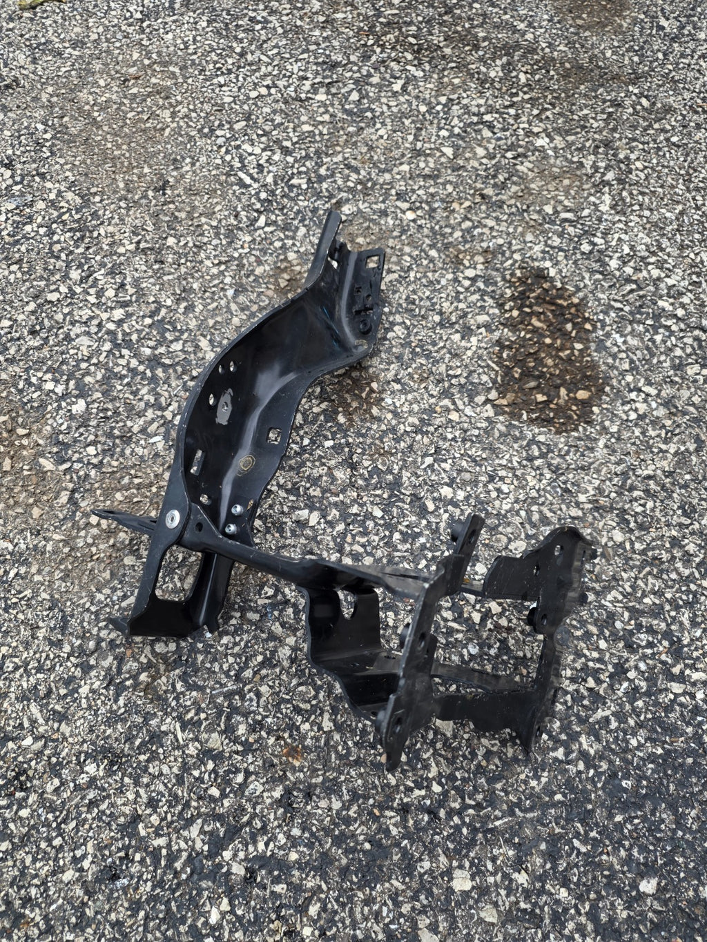 2023 BMW 5 Series M550 RH Right Headlight Support Mount Bracket OEM 7383858