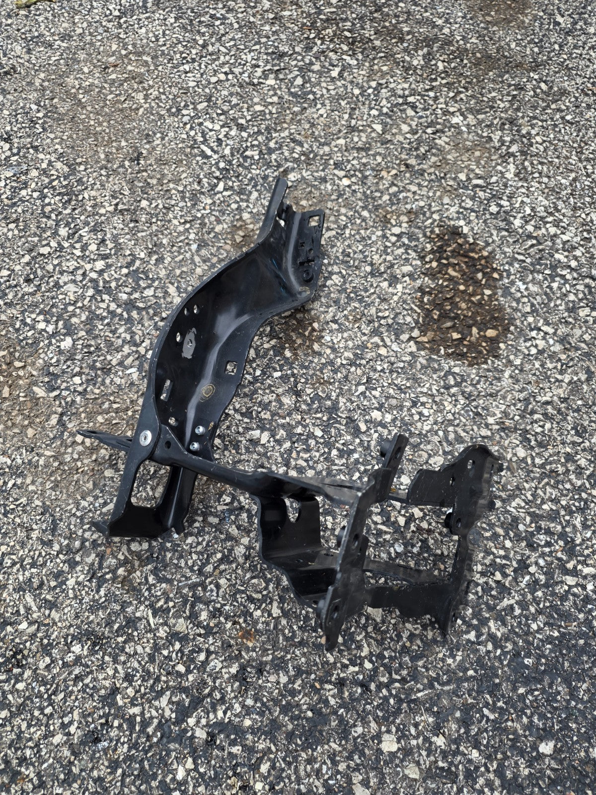 2023 BMW 5 Series M550 RH Right Headlight Support Mount Bracket OEM 7383858