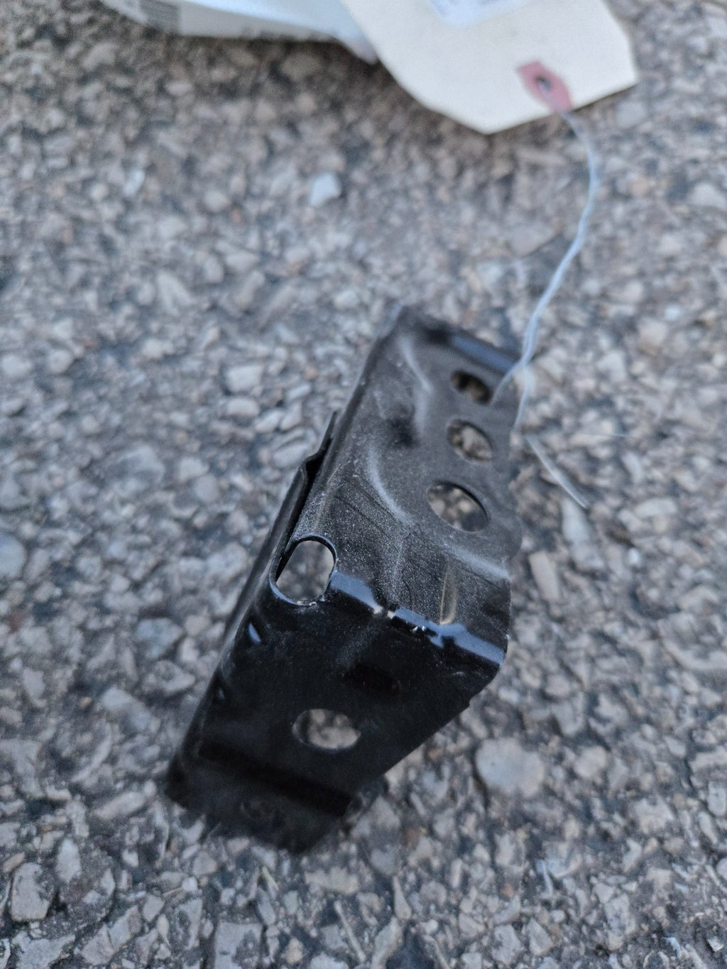 2019-2025 CHEVROLET SILVERADO 1500 FRONT RIGHT UPPER FENDER BRACKET OEM 23394045