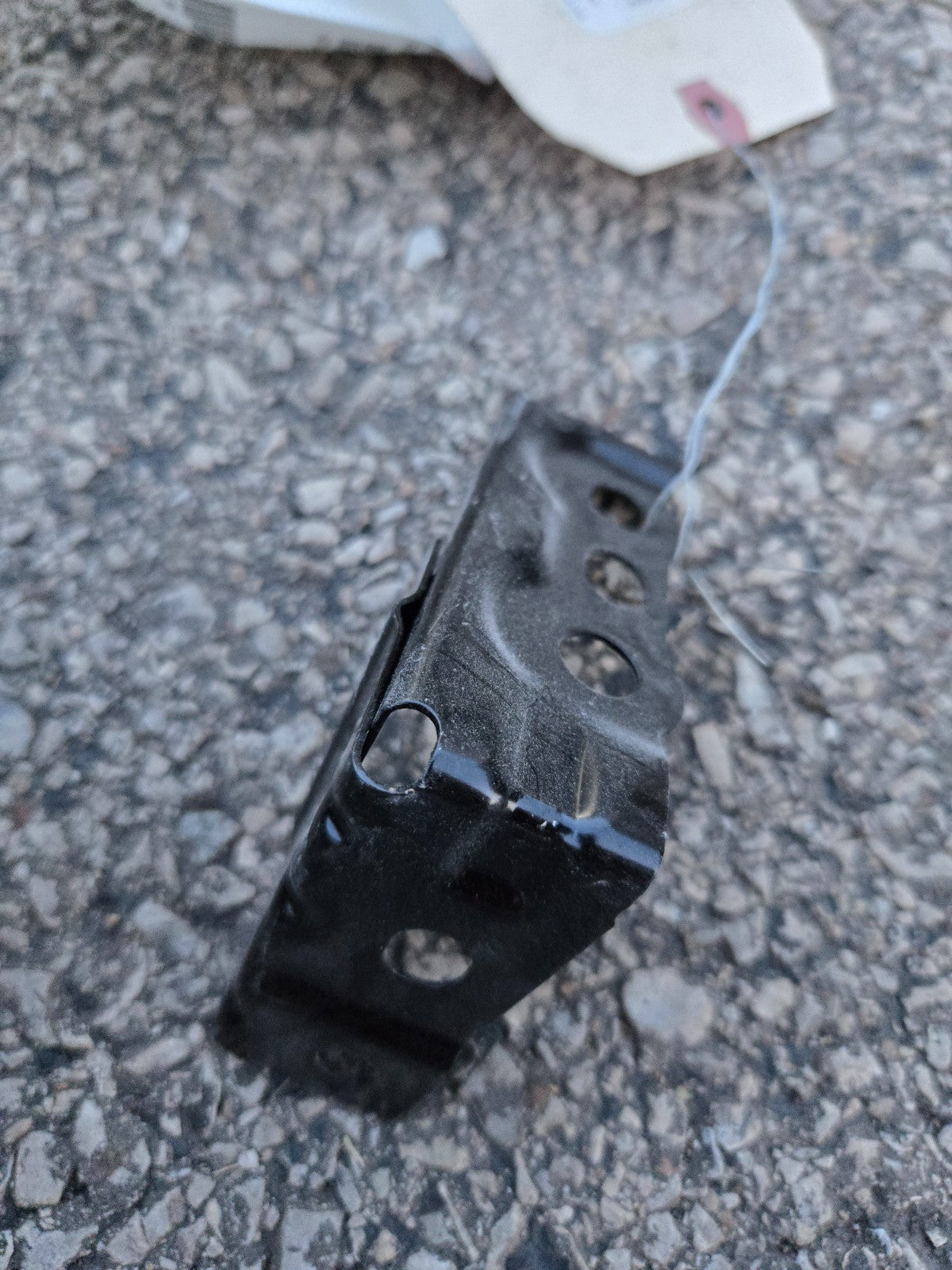 2019-2025 CHEVROLET SILVERADO 1500 FRONT RIGHT UPPER FENDER BRACKET OEM 23394045