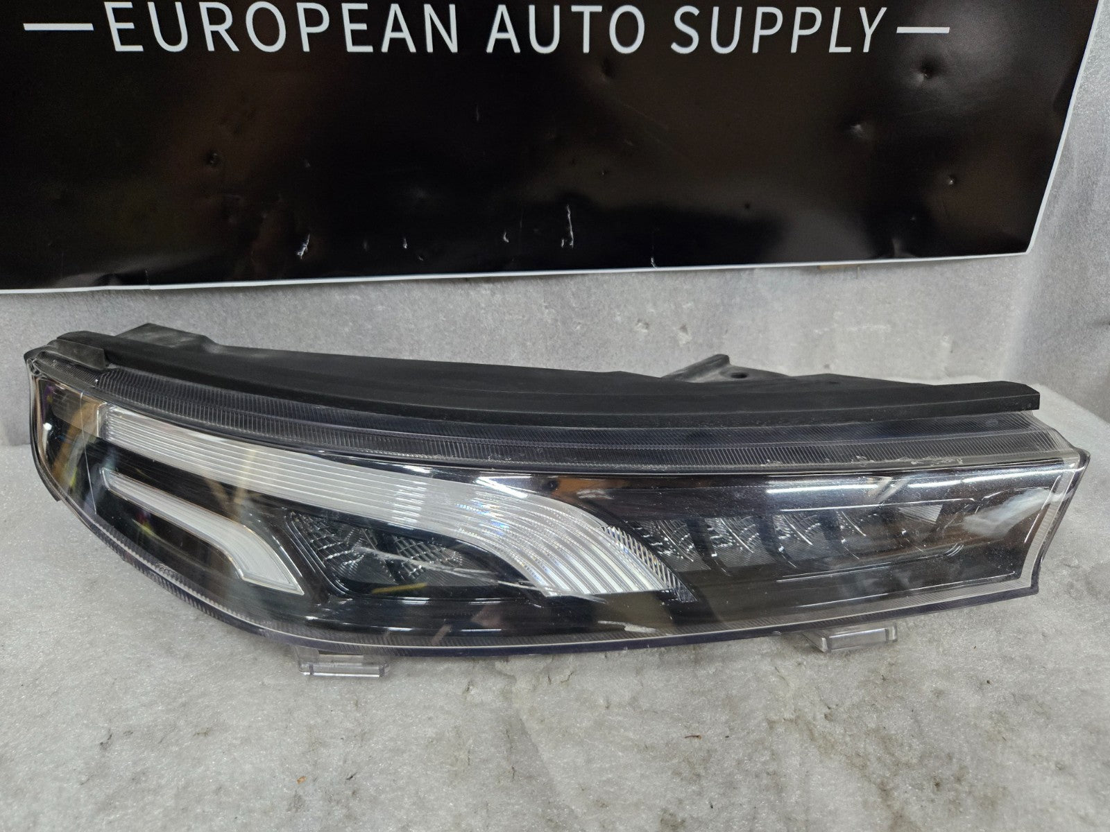 2020-2021-2022 Hyundai Palisade Running RH Light Passenger Side OEM 92208S8010