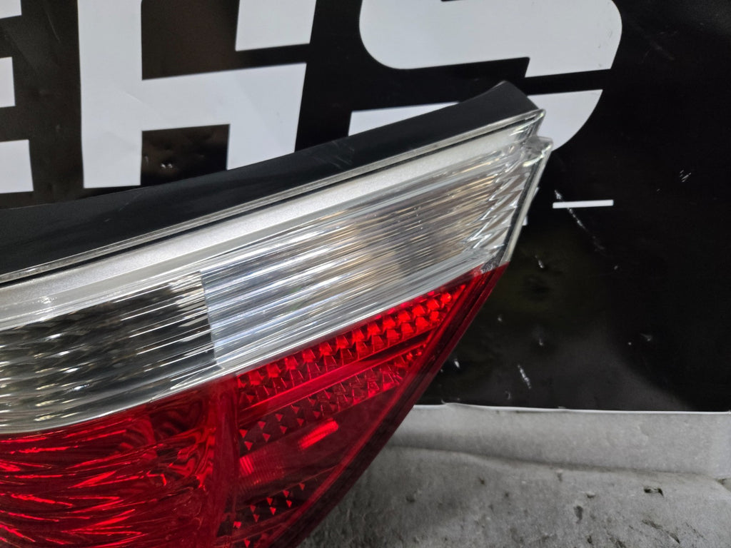 2004-2007 BMW E60 5 SERIES REAR RIGHT RH PASSENGER TAIL LIGHT LAMP OEM 7165740