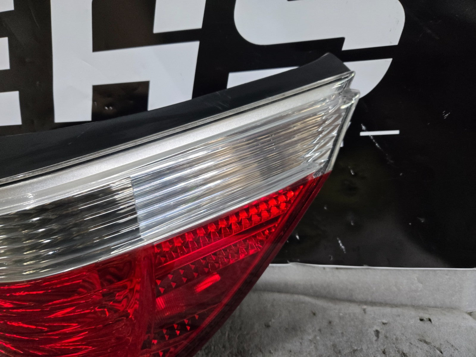 2004-2007 BMW E60 5 SERIES REAR RIGHT RH PASSENGER TAIL LIGHT LAMP OEM 7165740