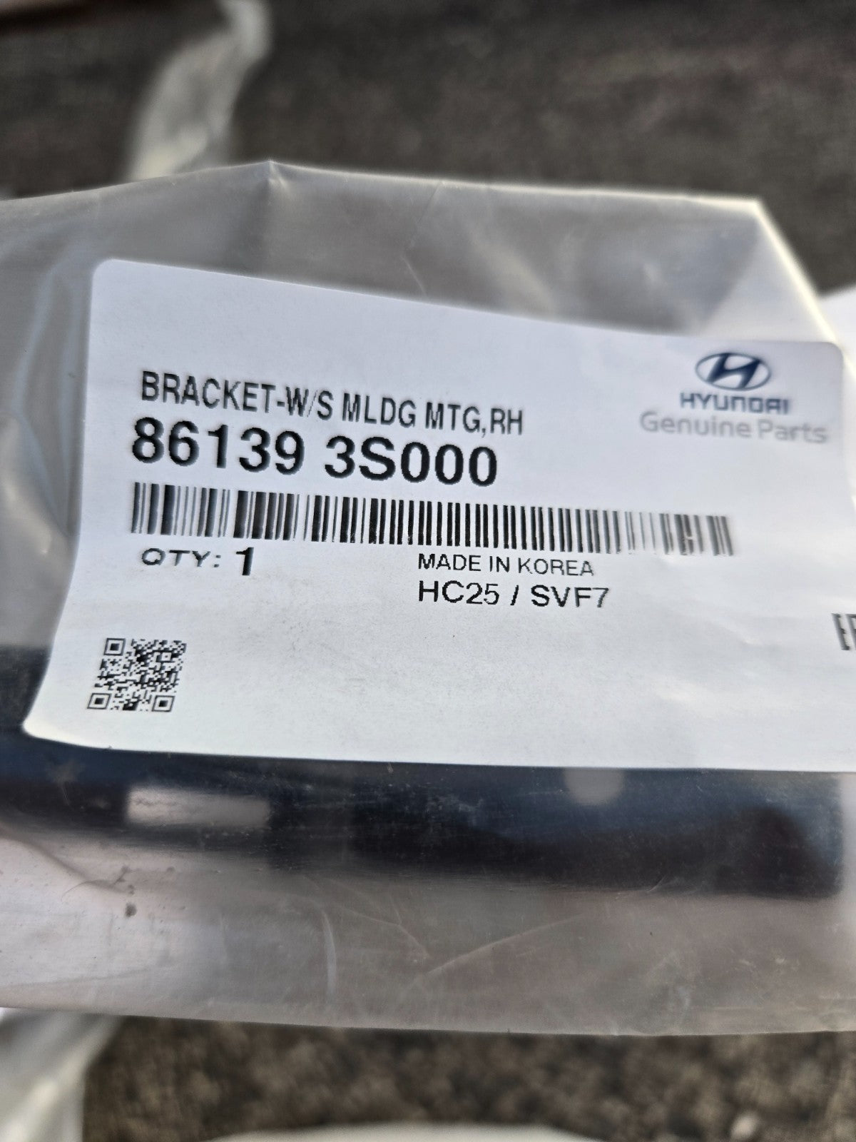 2011-2015 Hyundai Sonata Retaining Strip 86139-3S000 OEM NEW