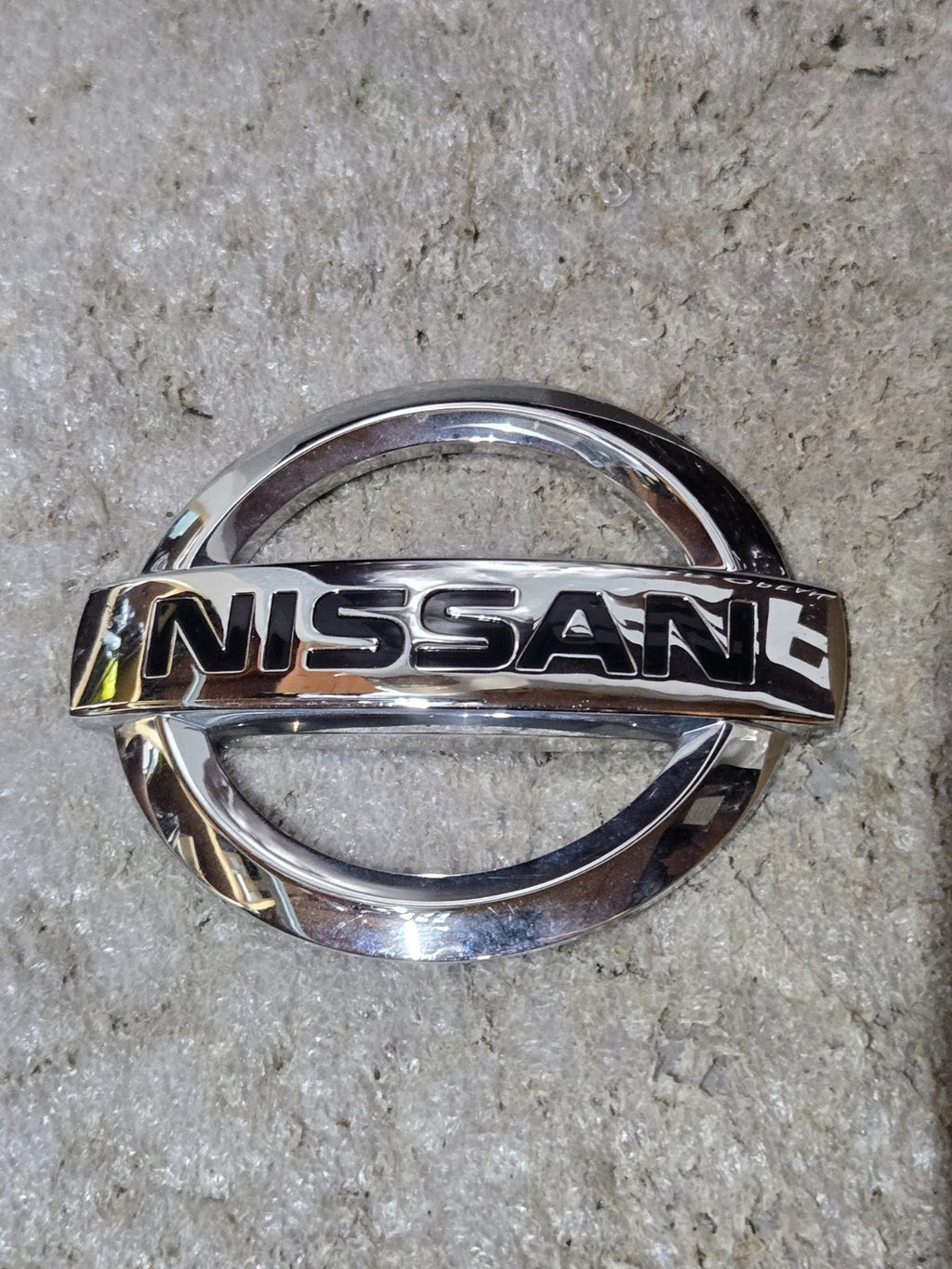 Genuine Nissan Emblem 84890-9HS0A USED OEM
