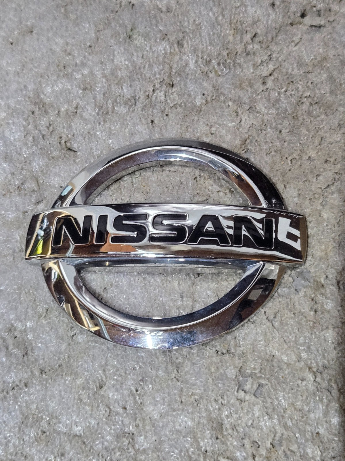 Genuine Nissan Emblem 84890-9HS0A USED OEM