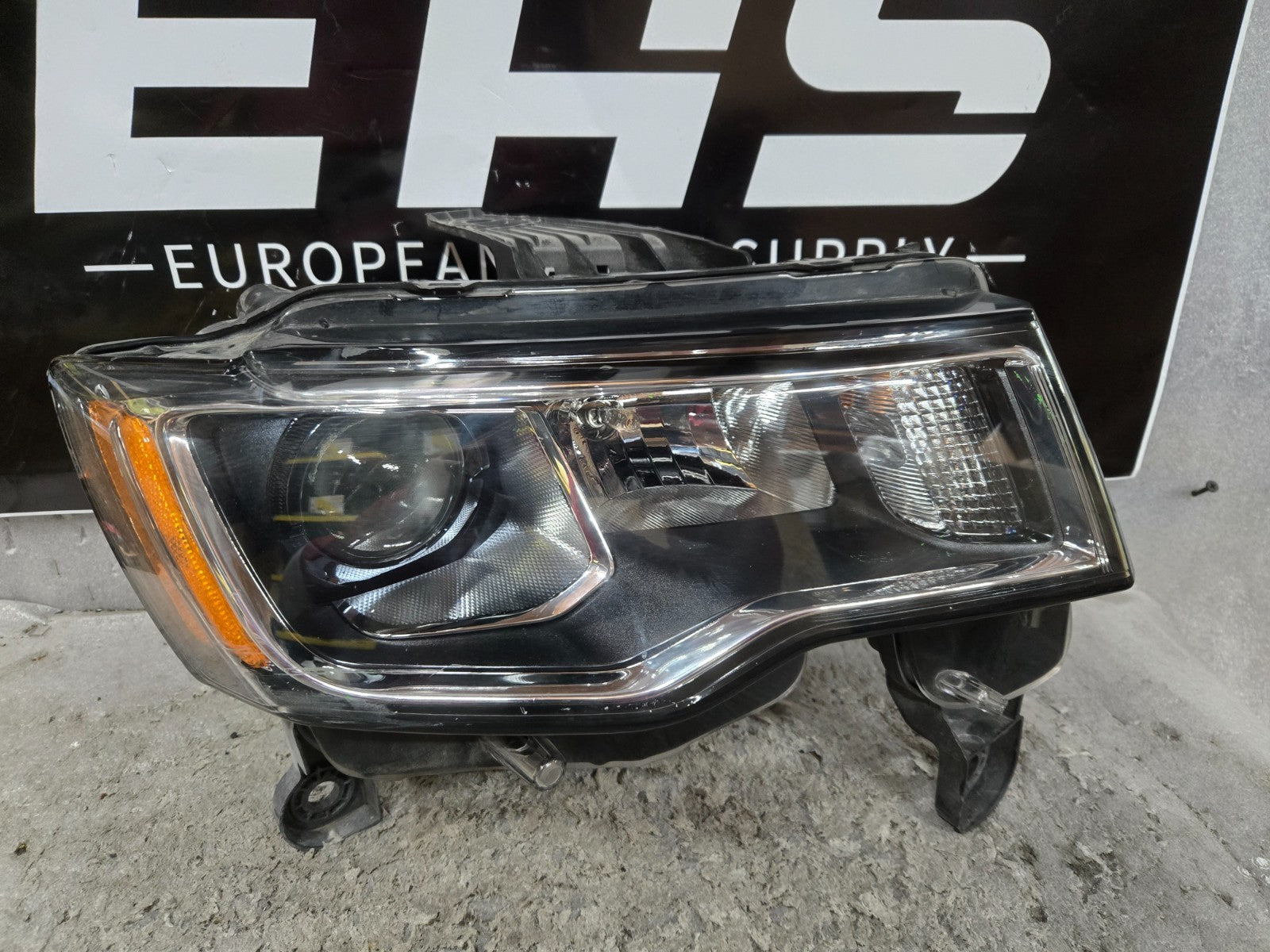 2016-2021 Jeep Grand Cherokee Base Halogen Right Side Headlight OEM 68289234-AE