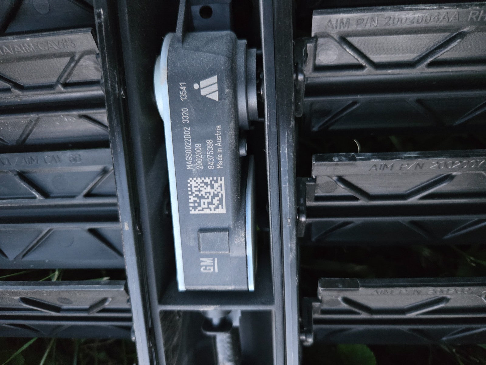 2021 2022 2023 Cadillac Escalade Genuine GM Shutter 87864515 OEM