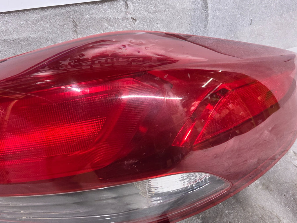 2017 2018 Hyundai Elantra Right Passenger Tail Light Lamp Taillight OEM 92402F30