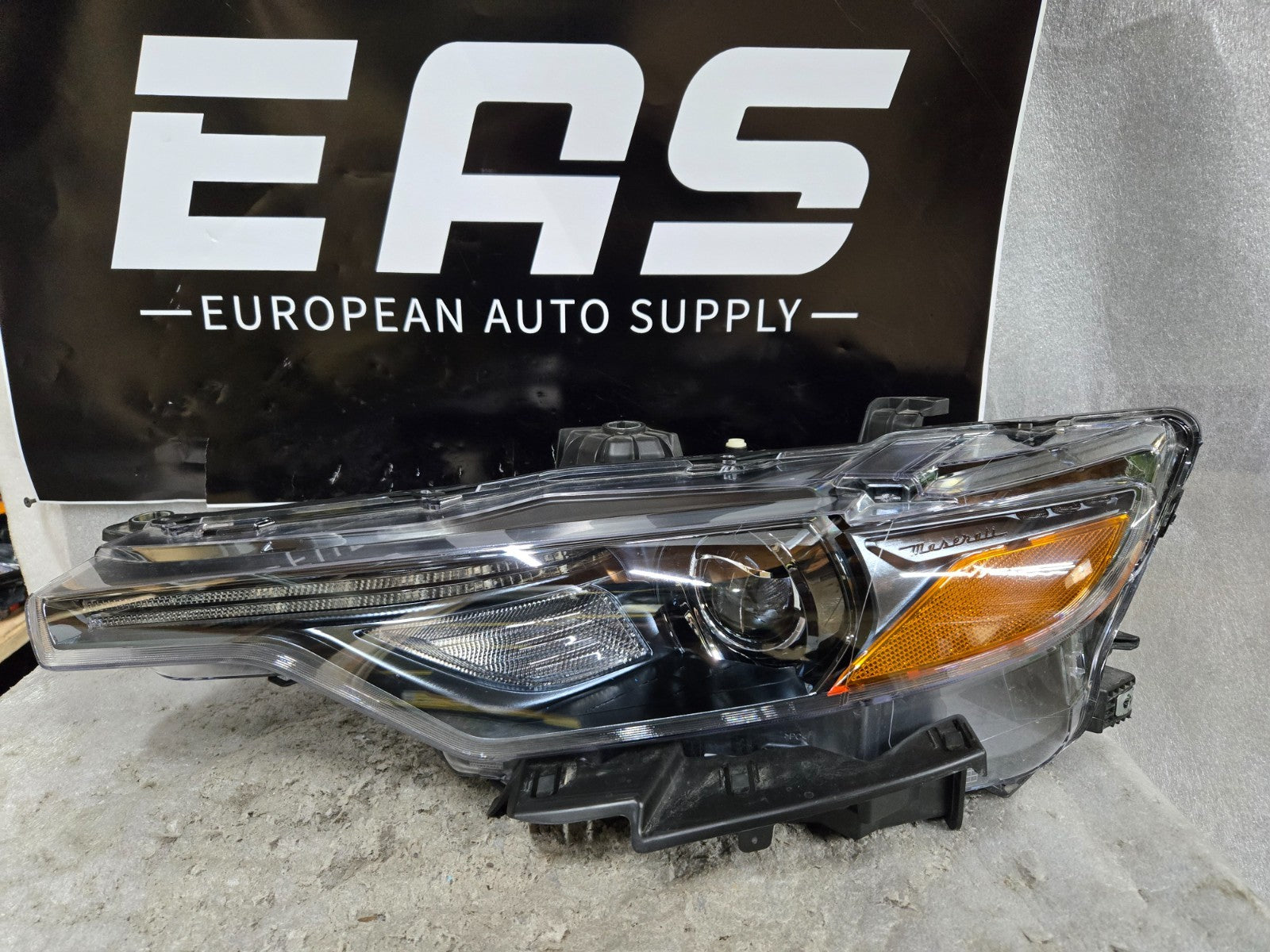 2017 - 2020 Maserati Levante M161 Left Driver Side Xenon Headlight OEM 670034642