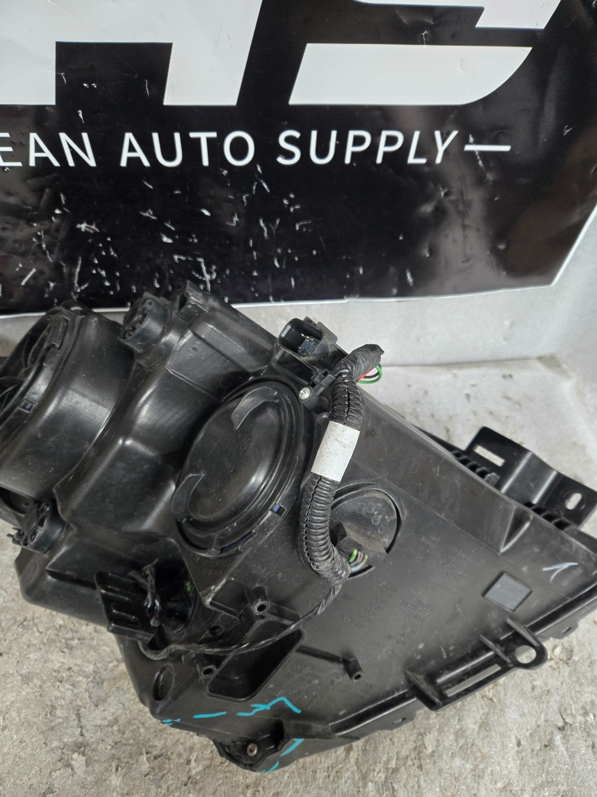 2010-2016 Cadillac SRX Halogen Headlight Driver Left LH Drivers Side OEM