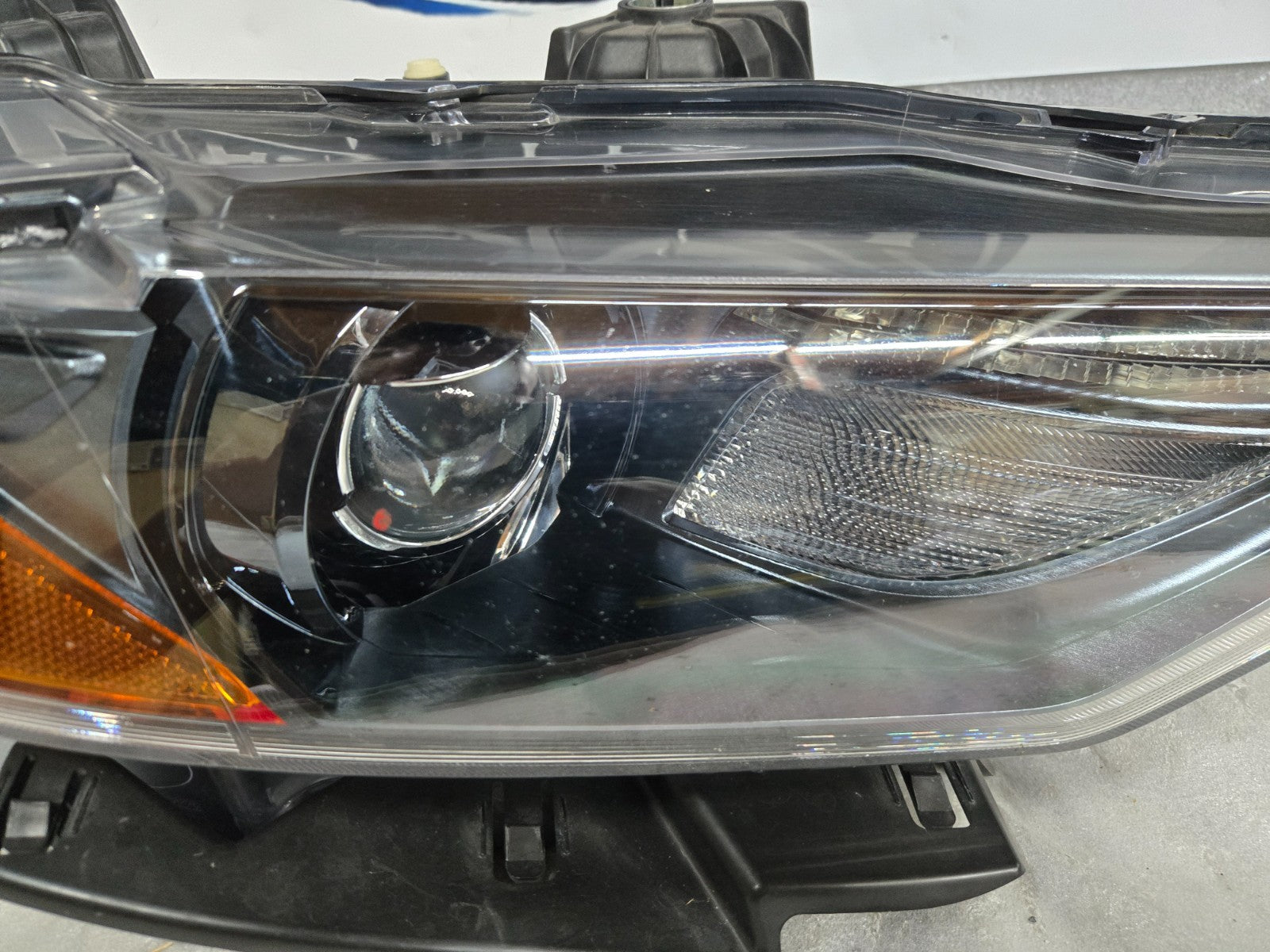 2017-2020 Maserati Levante Xenon Right HID Headlight 670034640 OEM COMPLETE