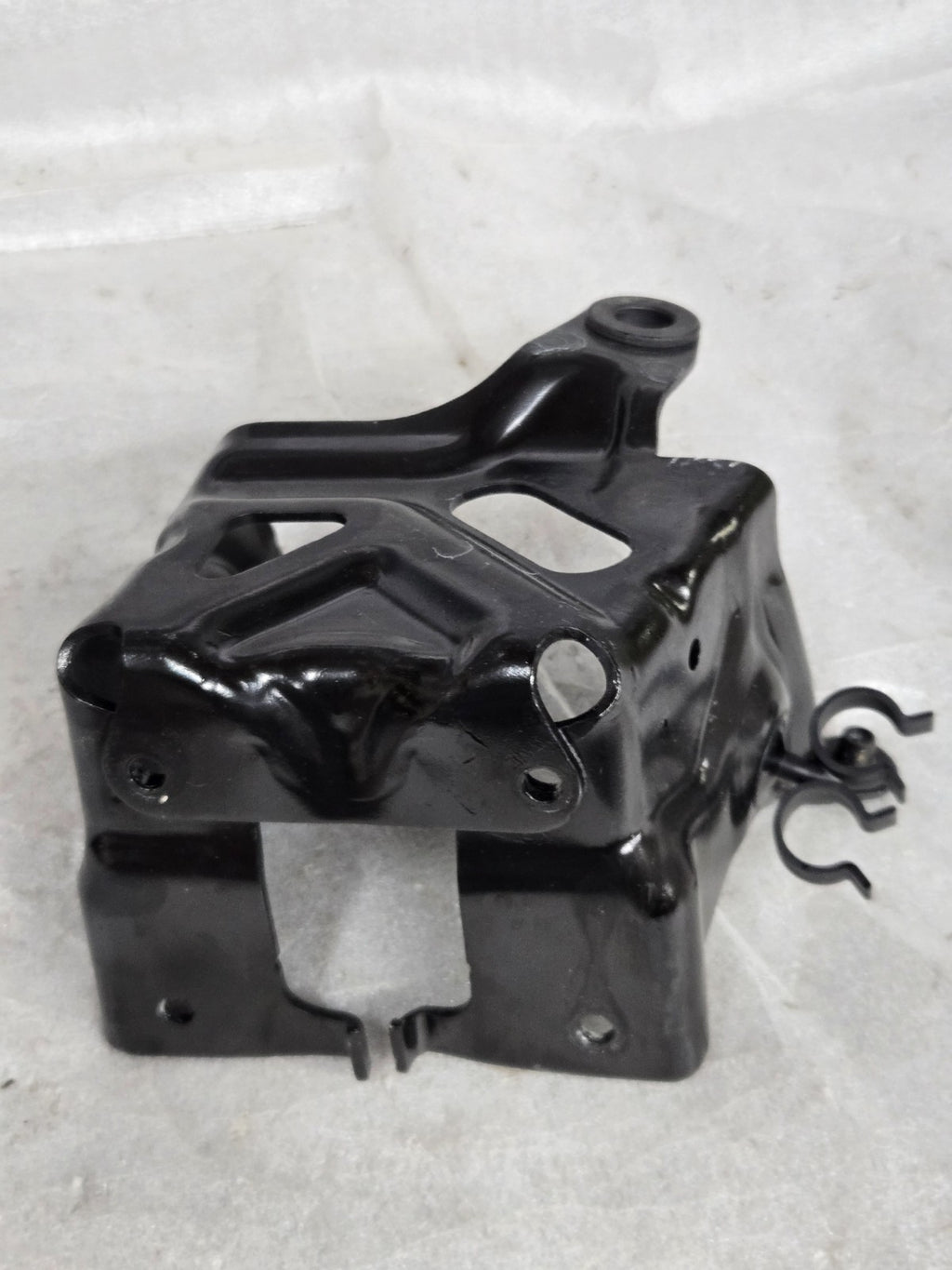 2017-2023 AUDI R8 HURACAN RESERVOIR BOTTLE TANK SUPPORT MOUNT BRACKET 4S0121214C