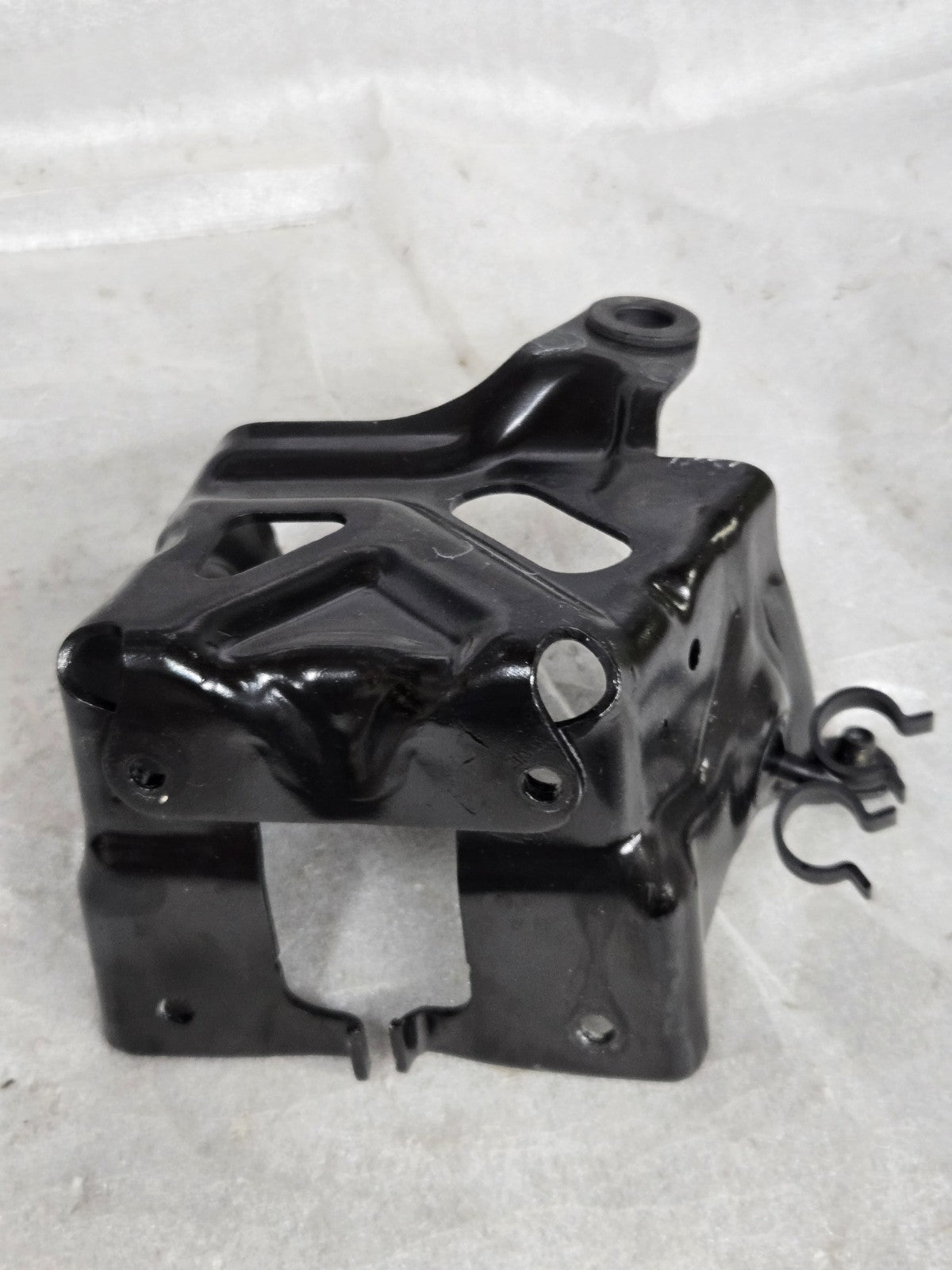 2017-2023 AUDI R8 HURACAN RESERVOIR BOTTLE TANK SUPPORT MOUNT BRACKET 4S0121214C