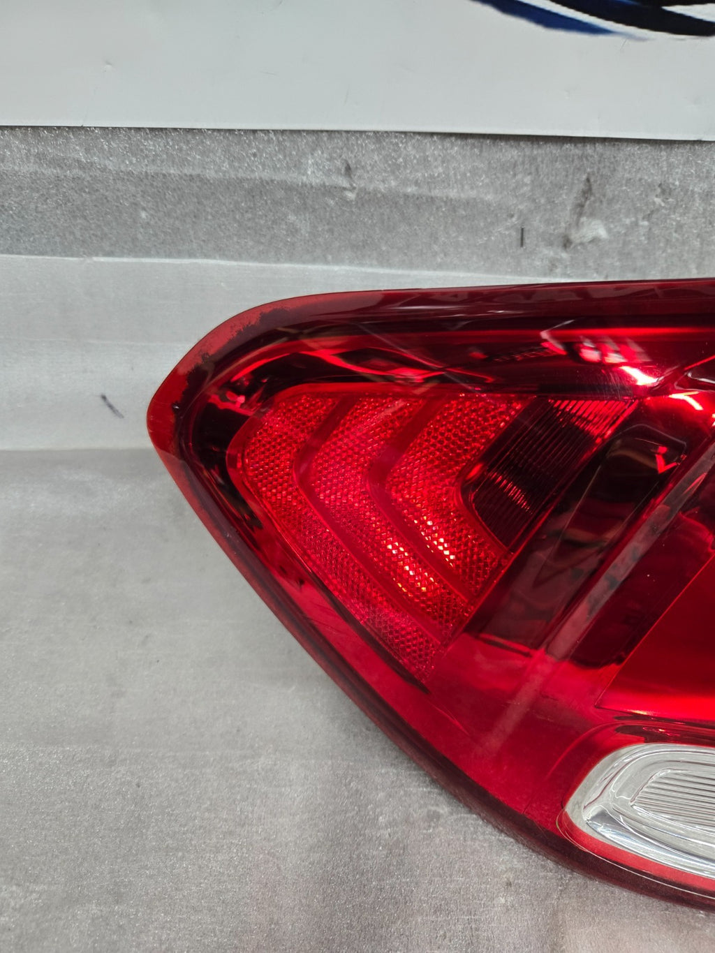 2016 - 2018 KIA SORENTO LEFT DRIVER SIDE OUTER TAILLIGHT OEM 92401-C6