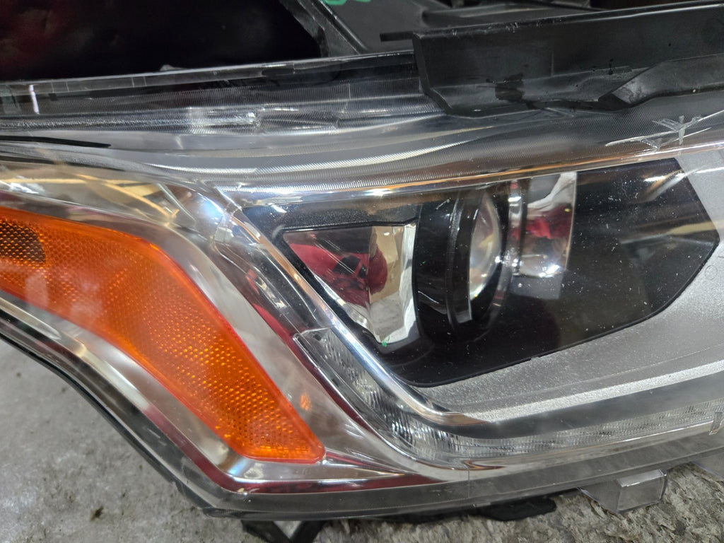 2018 2019 2020 2021 Chevrolet Traverse Headlight Xenon HID RH Right Side OEM