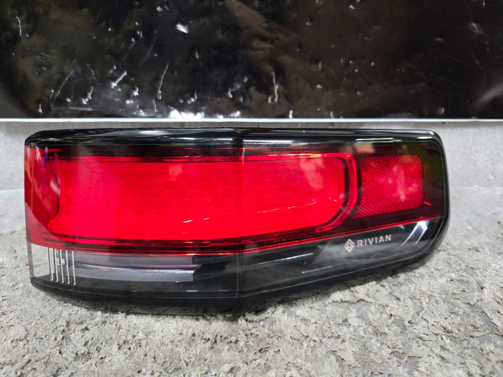 2022-2024 Rivian R1S R1T Right RH Passenger OUTER Tail Light OEM PT00000469-K