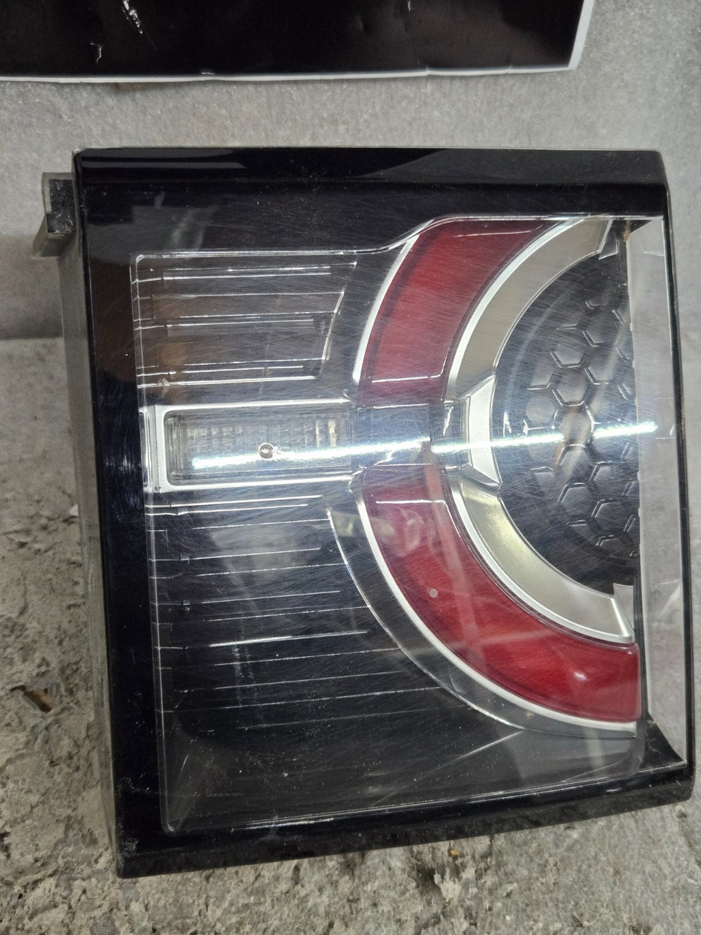 2015-2019 LAND ROVER DISCOVERY SPORT (L550) RIGHT REAR INNER TAILLIGHT LIGHT OEM