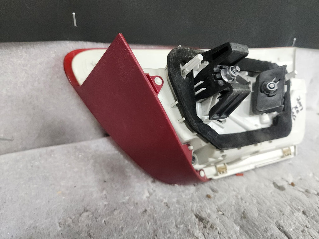 2017-2019 JAGUAR XE LEFT DRIVER REAR LIFTGATE INNER TAILLIGHT LAMP OEM 197339