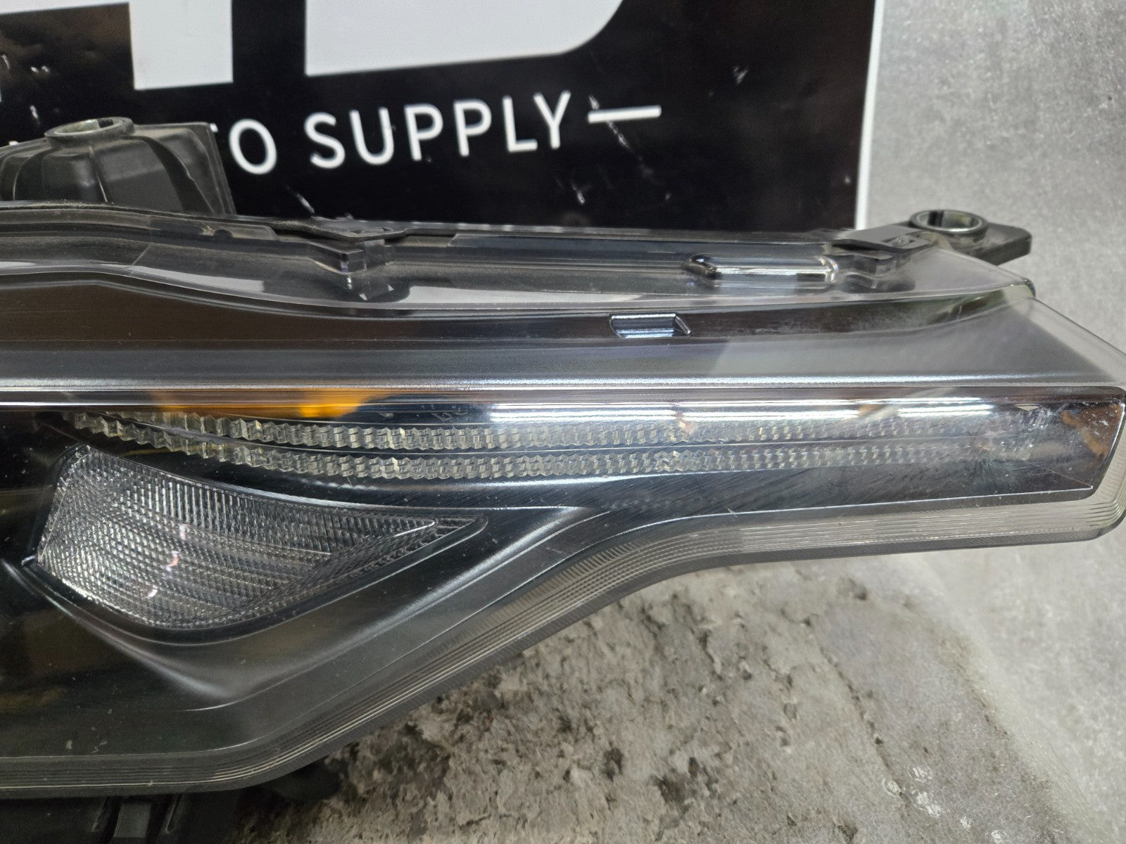 2017-2020 Maserati Levante Right RH Passenger Side Xenon Headlight OEM Non AFS