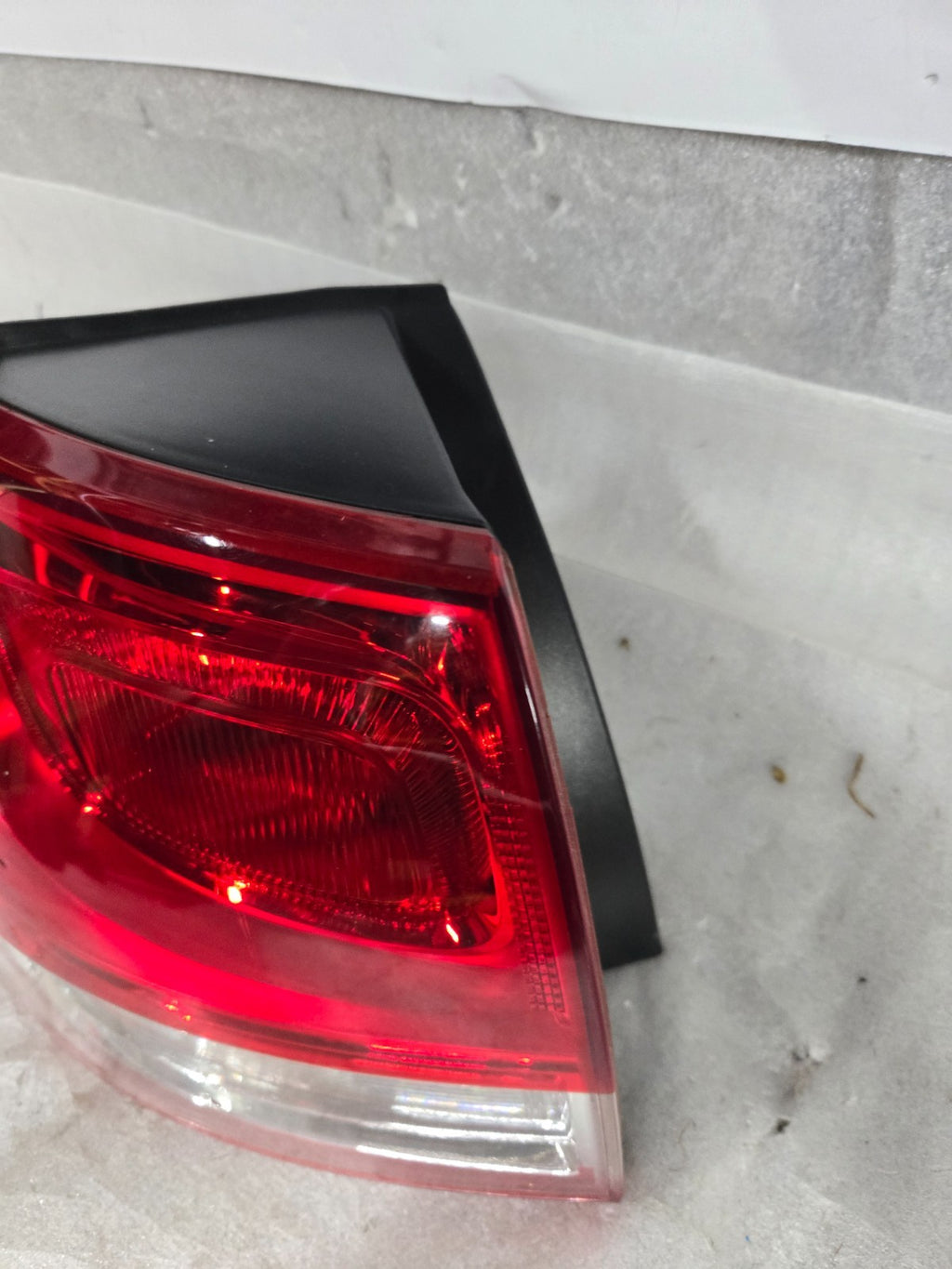 2016 - 2018 KIA SORENTO LEFT DRIVER SIDE OUTER TAILLIGHT OEM 92401-C6