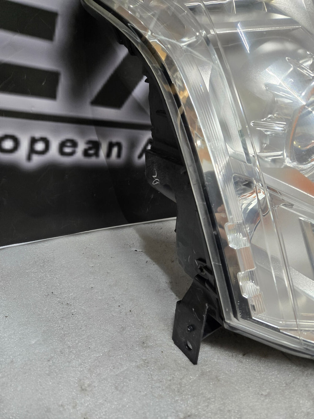 2010-2013 Cadillac SRX Right Passenger Side Headlight Halogen OEM 22853873