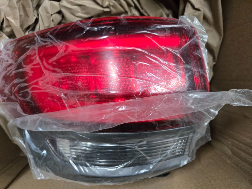 2018-2022 JEEP GRAND CHEROKEE DRIVER LEFT REAR TAILLIGHT LAMP OEM 68368395AC NEW