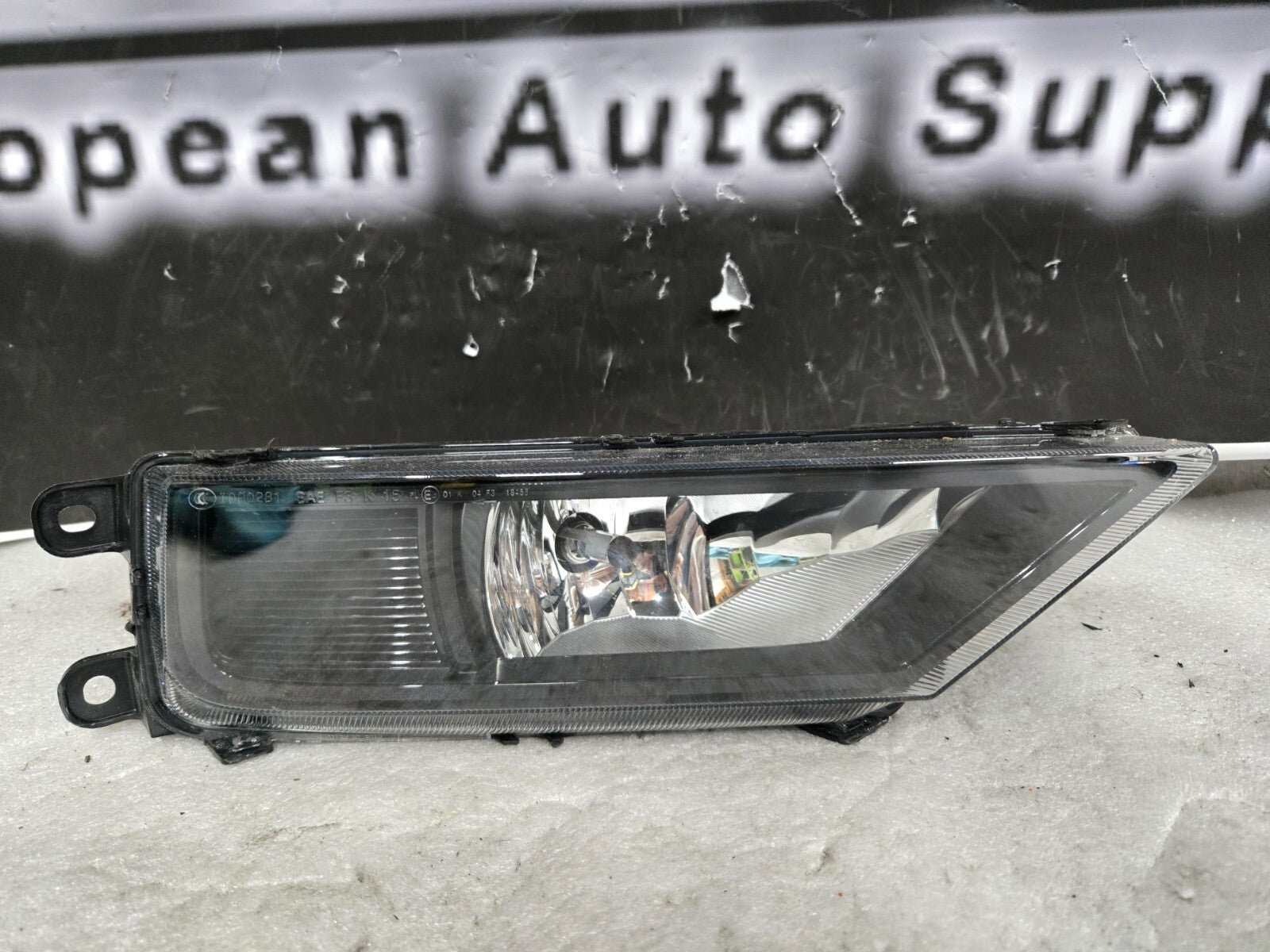 2018-2022 Volkswagen Tiguan Right Passenger Side Halogen Fog Light 5NL941700 OEM