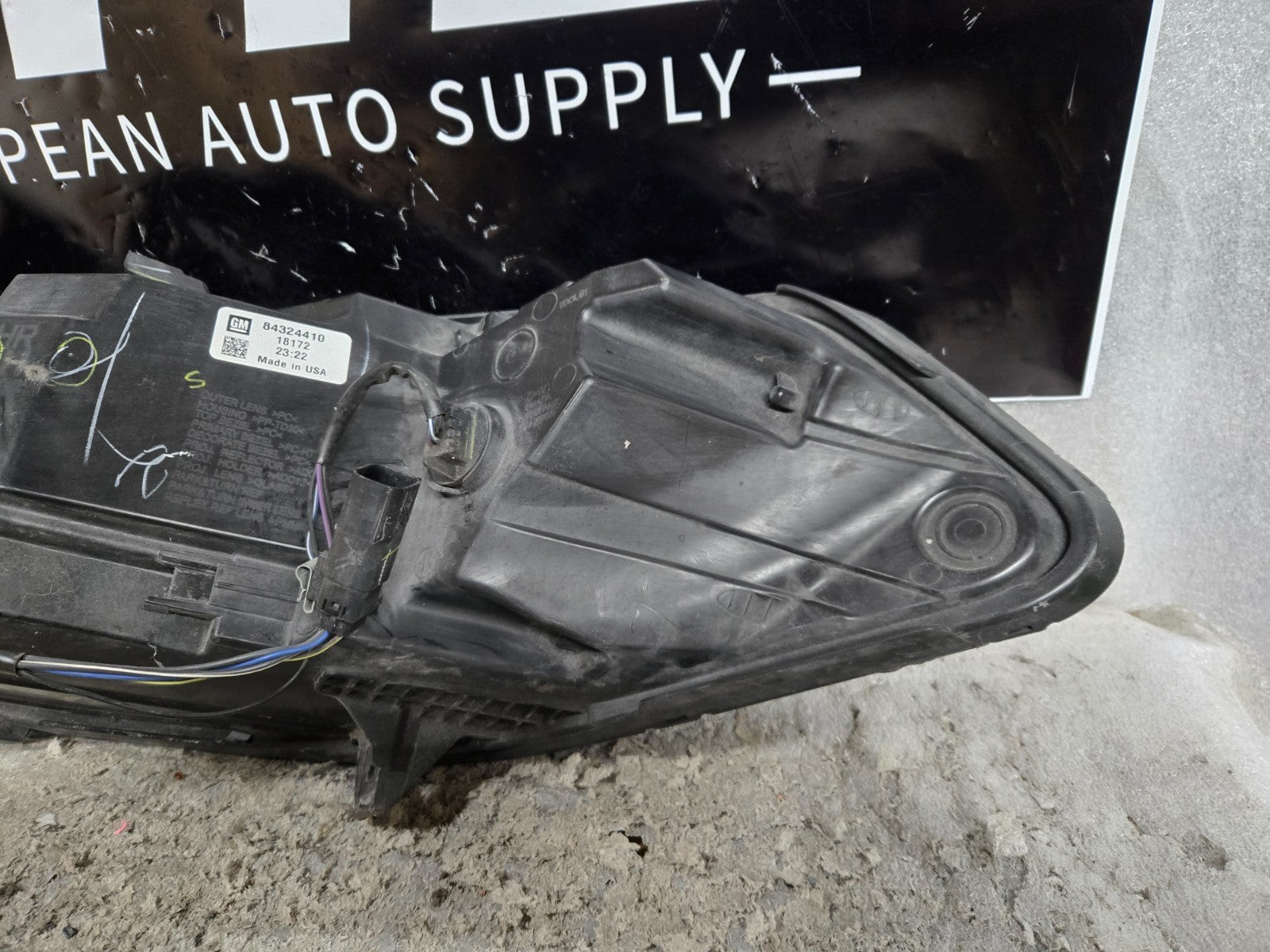 2016-2018 Chevrolet Malibu Halogen Left Side Headlight Assembly GM 84324410 OEM