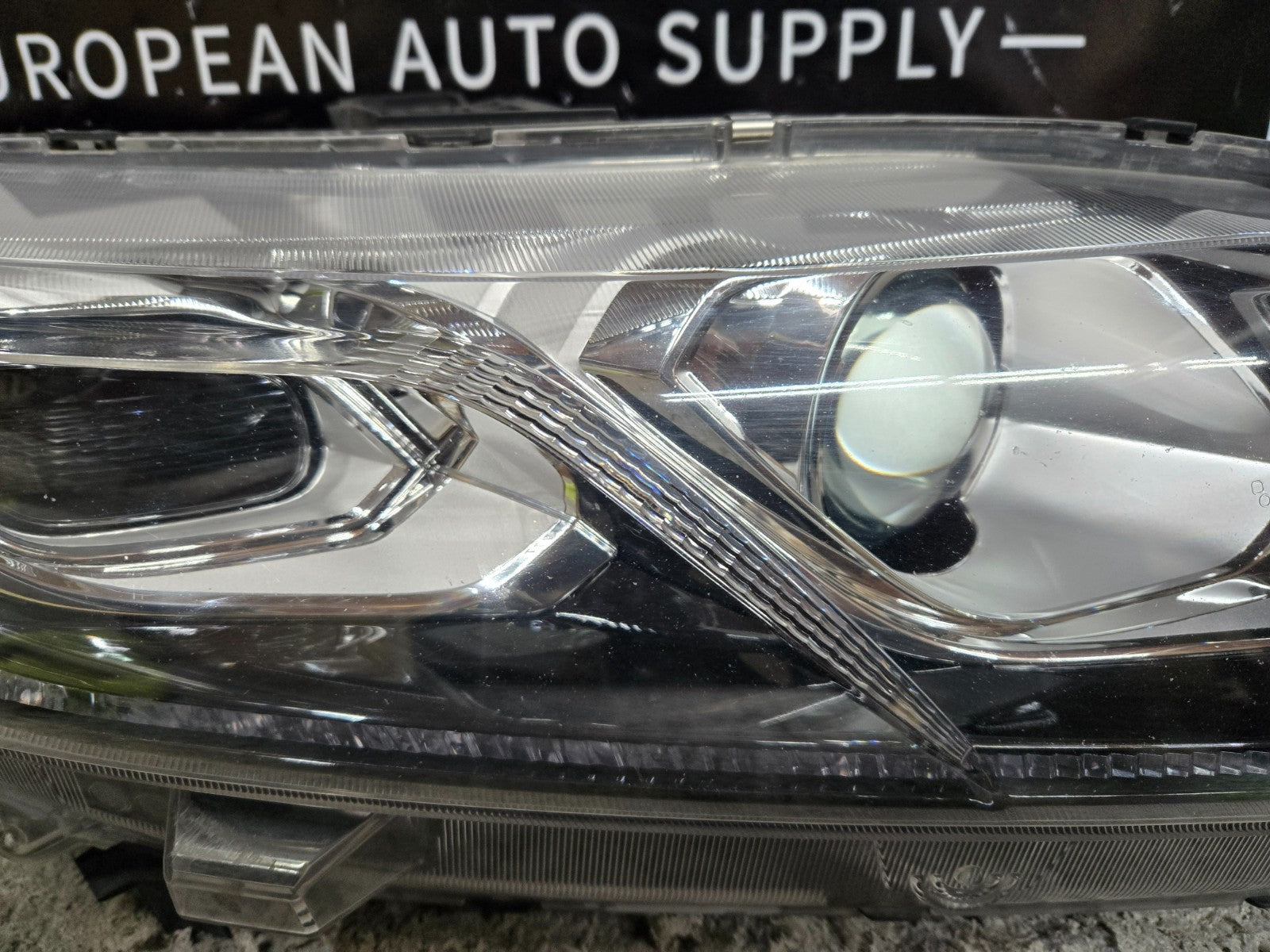 2018-2019 MITSUBISHI ECLIPSE CROSS RIGHT RH PASSENGER HEADLIGHT OEM 26010W510P