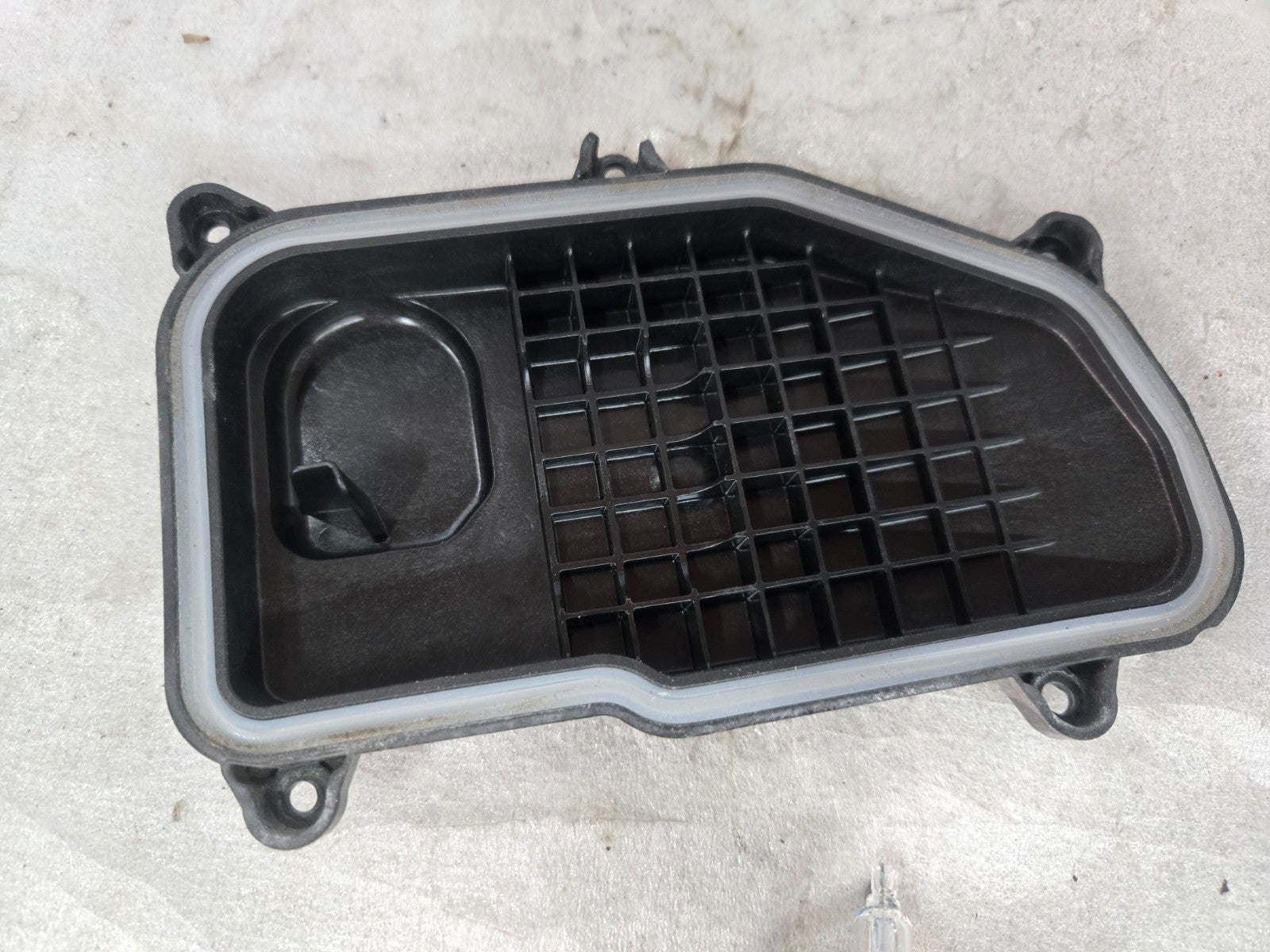 2016-2018 AUDI Q3 HEADLIGHT REAR DUST COVER CAP LEFT AND BULB OEM 1001001007L