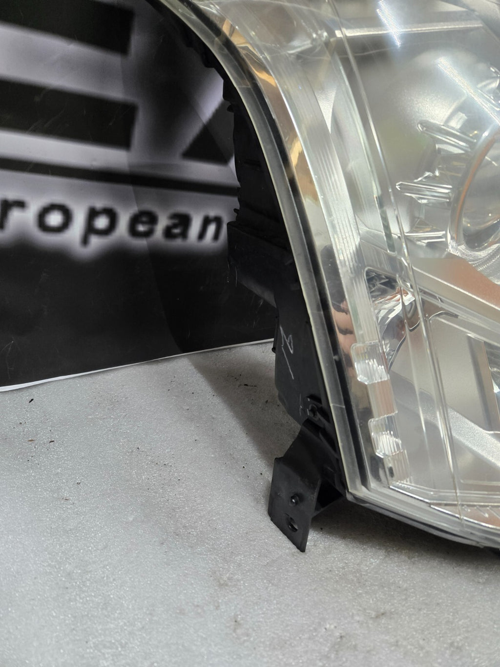 2010-2013 Cadillac SRX Right Passenger Side Headlight Halogen OEM 22853873