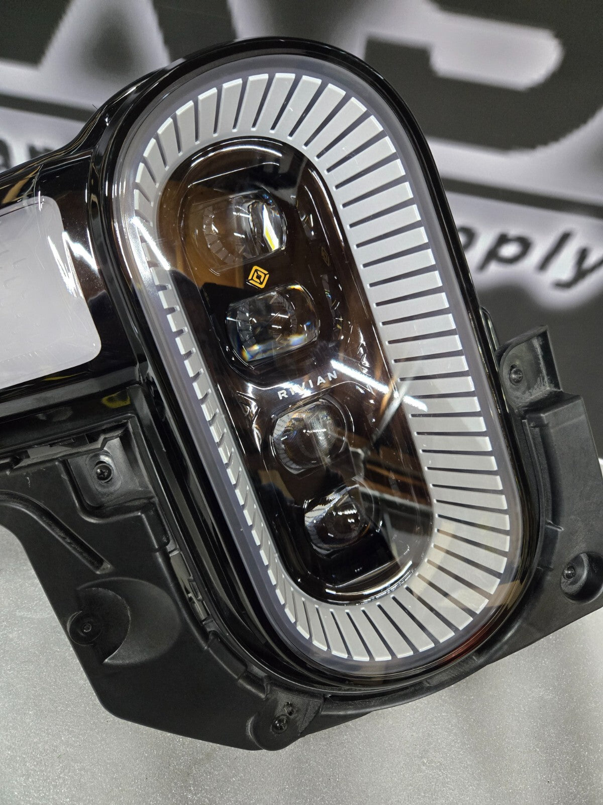 2022 - 2024 Rivian R1S R1T Right Passenger LED Headlight COMPLETE PT00000464 OEM