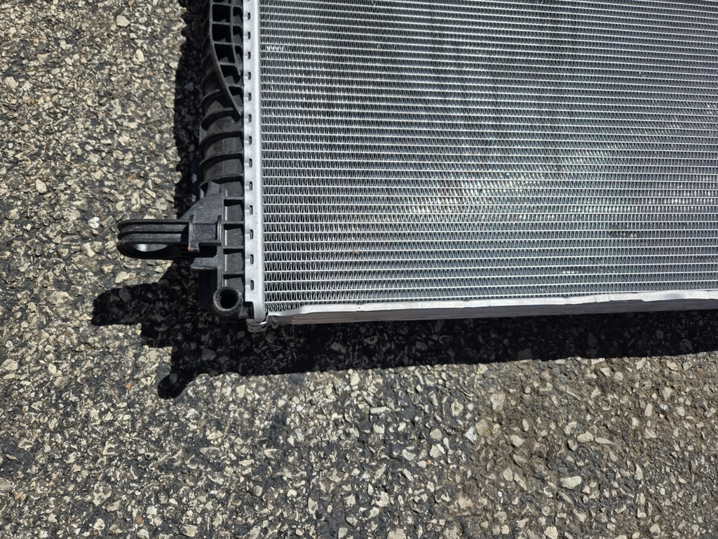 2019-2024 Lamborghini Urus Engine Motor Water Radiator Cooler 4M0121251M OEM
