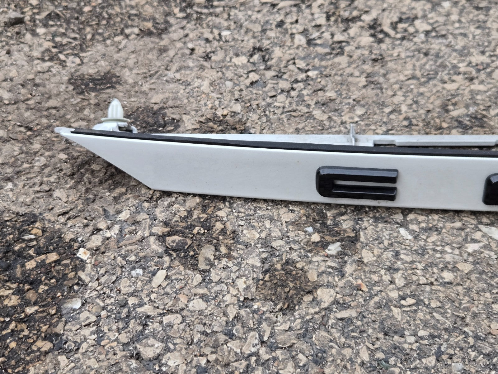 2021-24 TOYOTA CAMRY REAR TRUNK LID LICENSE PLATE MOLDING WHITE OEM 76811-06B70