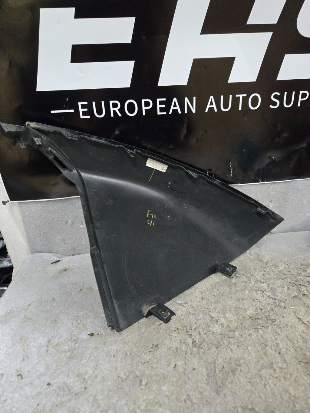 2022 2023 2024 Range Rover Vogue Front Right Lower Bumper Trim OEM M8E2-17E784-A