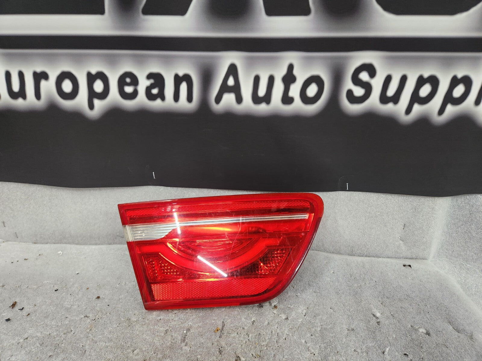 2017-2019 JAGUAR XE LEFT DRIVER REAR LIFTGATE INNER TAILLIGHT LAMP OEM 197339
