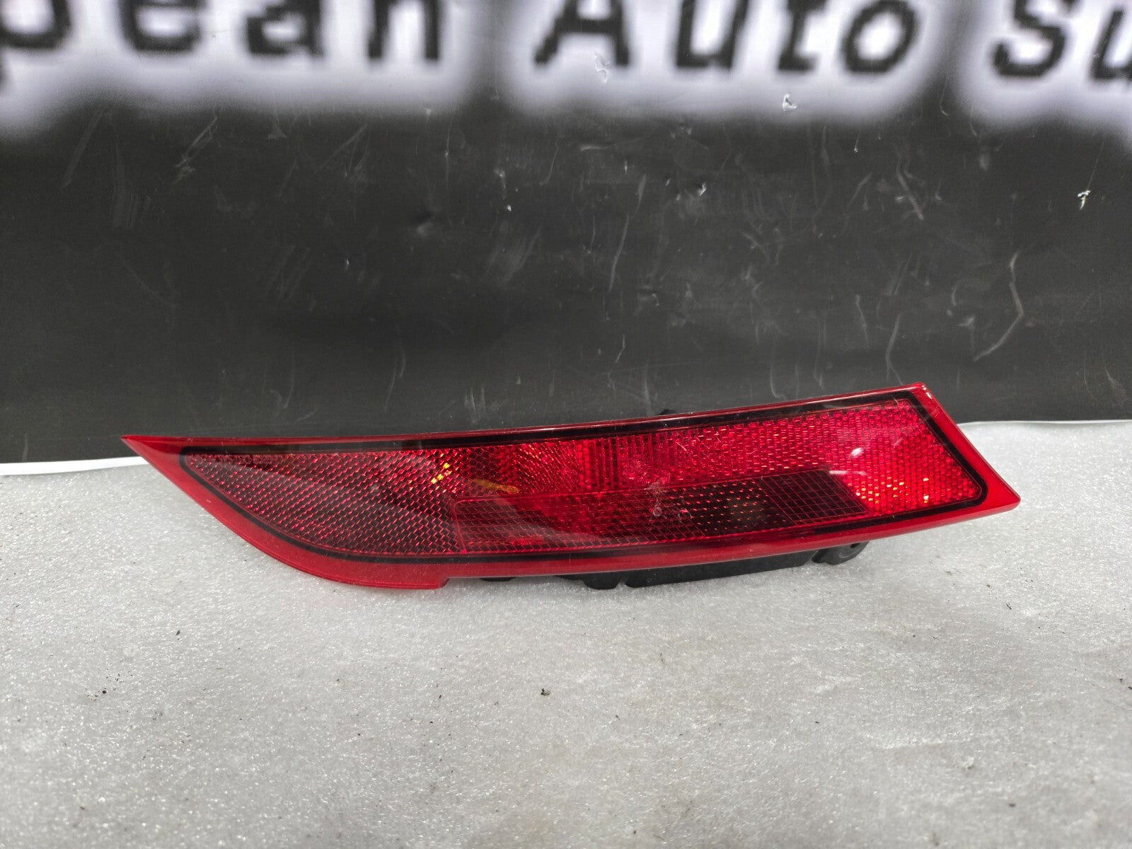 2017-2020 LAND ROVER DISCOVERY L462 REAR RIGHT RH REFLECTOR OEM HY32-15K272-AA
