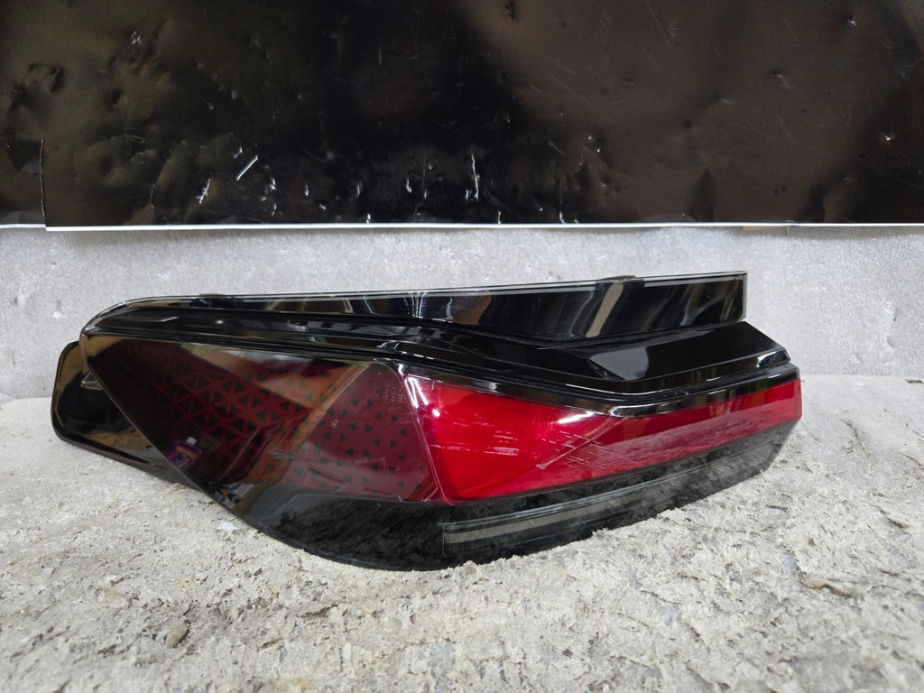 2023 2024 BMW i7 TAIL LIGHT LEFT LH DRIVER H35A3CD4105 OEM