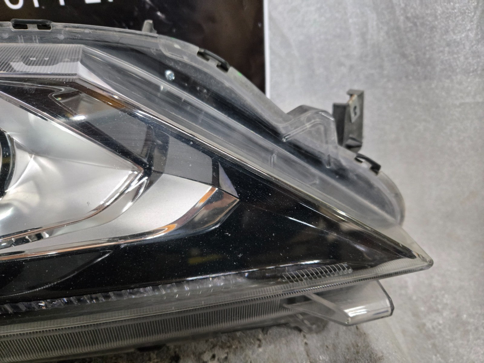 2018-2019 MITSUBISHI ECLIPSE CROSS RIGHT RH PASSENGER HEADLIGHT OEM 26010W510P