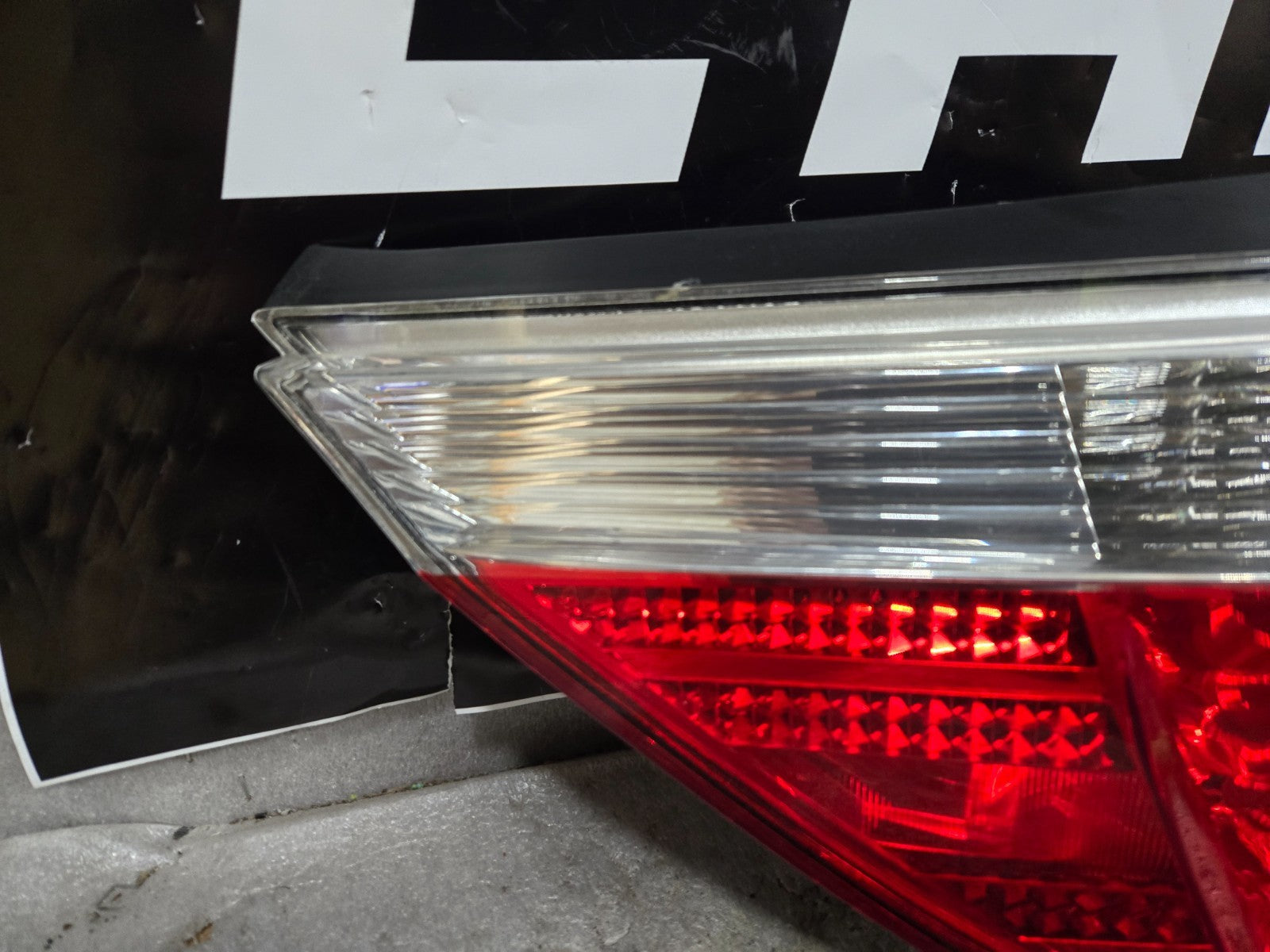 2004-2007 BMW E60 5 SERIES REAR LEFT LH DRIVER SIDE TAIL LIGHT LAMP OEM 7165739