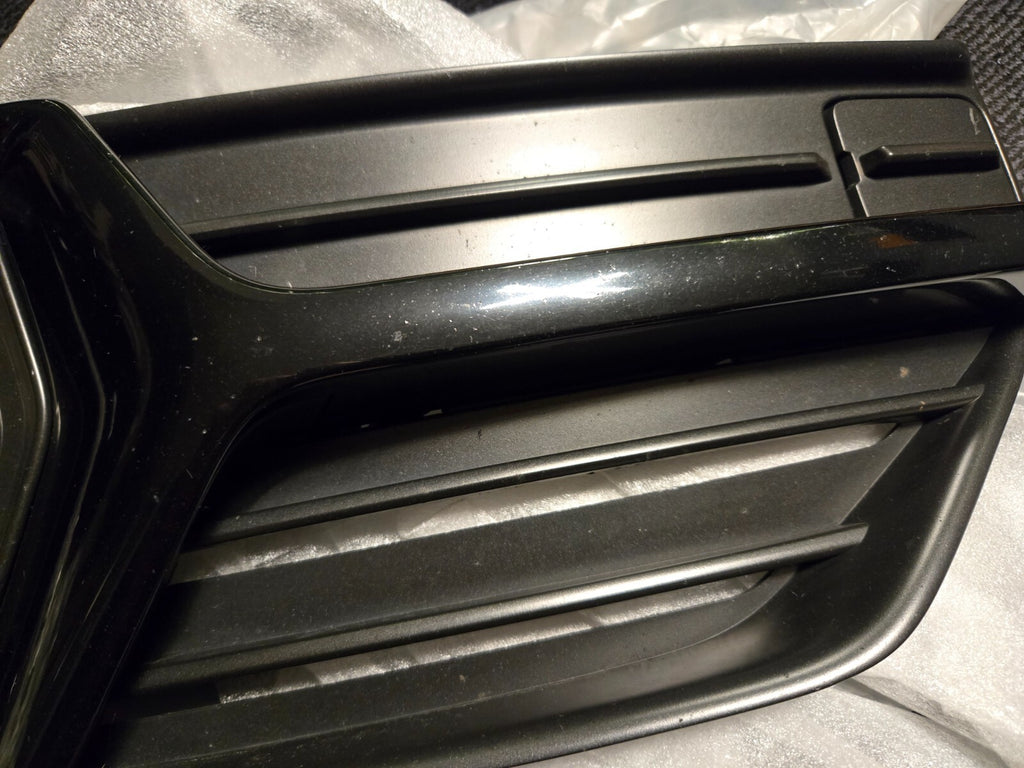2016-2019 Volvo XC90 Front Right RH Passenger Side Outer Grille 31383822 OEM