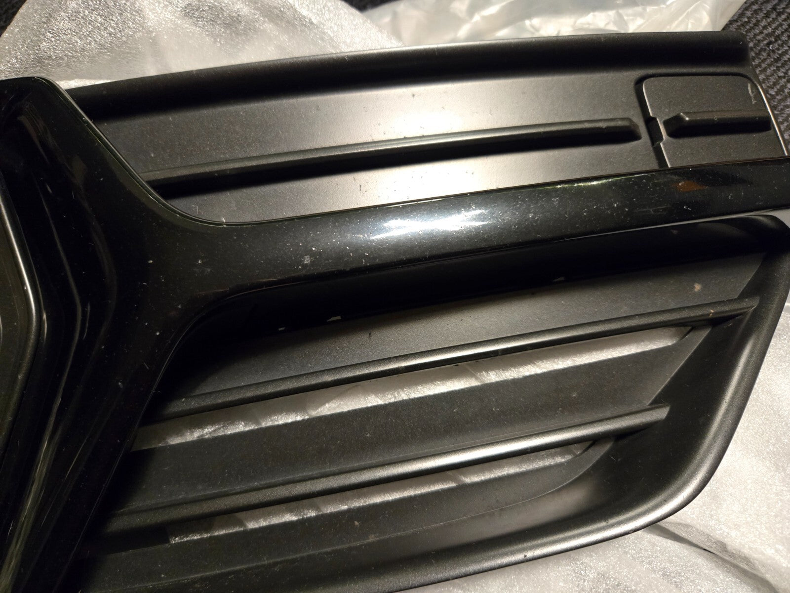 2016-2019 Volvo XC90 Front Right RH Passenger Side Outer Grille 31383822 OEM