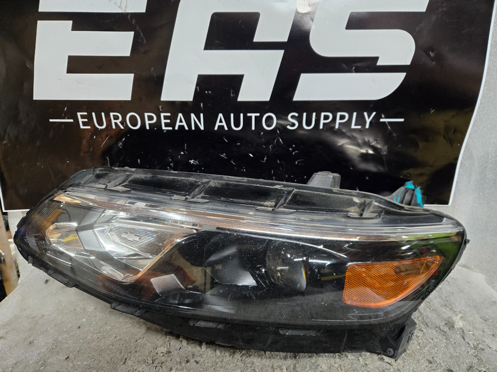 2016-2018 Chevrolet Malibu Halogen Left Side Headlight Assembly GM 84324410 OEM