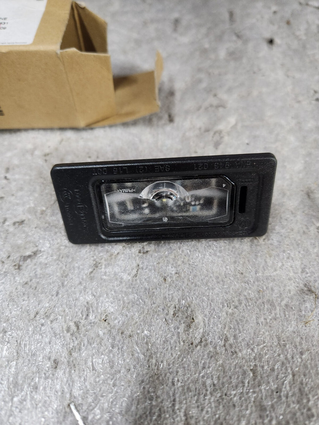 2018-2022 VOLKSWAGEN TIGUAN REAR LEFT OR RIGHT LICENSE PLATE LIGHT LAMP OEM