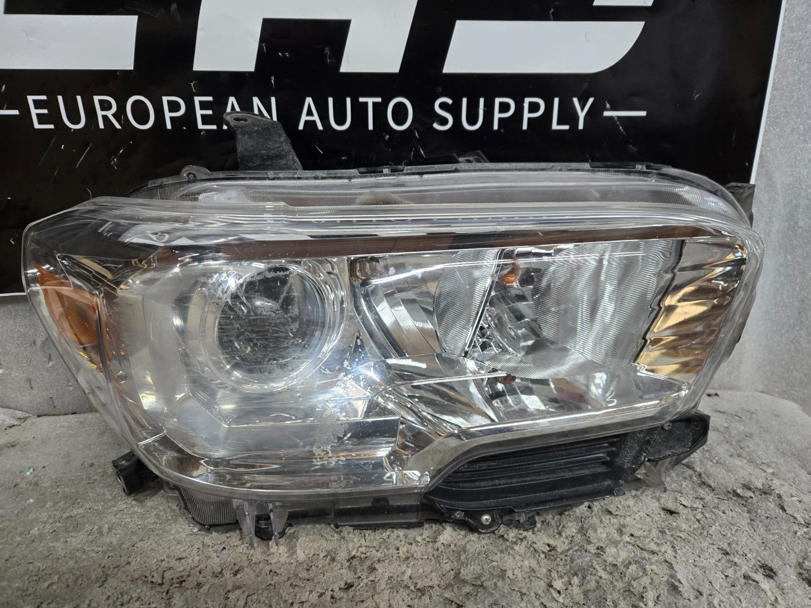 2016-2022 Toyota Tacoma Halogen DRL LED Right Side Headlight OEM 8111004270