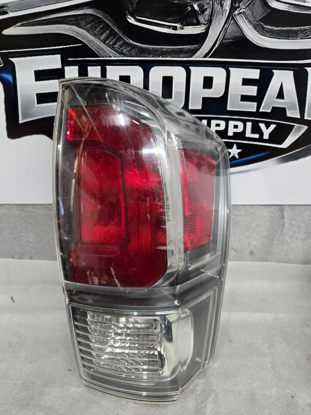 2016-2019 TOYOTA TACOMA RIGHT RH PASSENGER TAILLIGHT TAIL LIGHT OEM